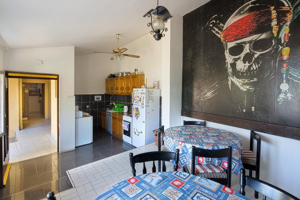 Pirate Backpackers 旅馆 *